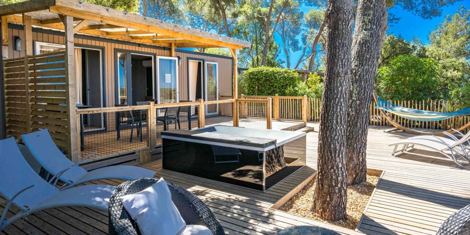 Offrez-vous un séjour d’exception dans ce mobil home de prestige, avec un spa privé et une terrasse pour des vacances sereines dans le Sud de la France.