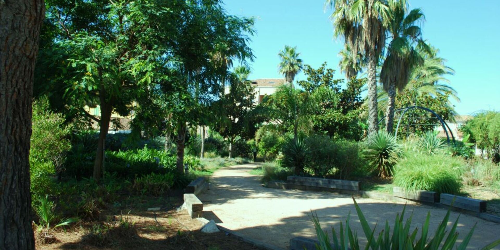 Camping vert à La-Londe-les-Maures, ombragé et nature