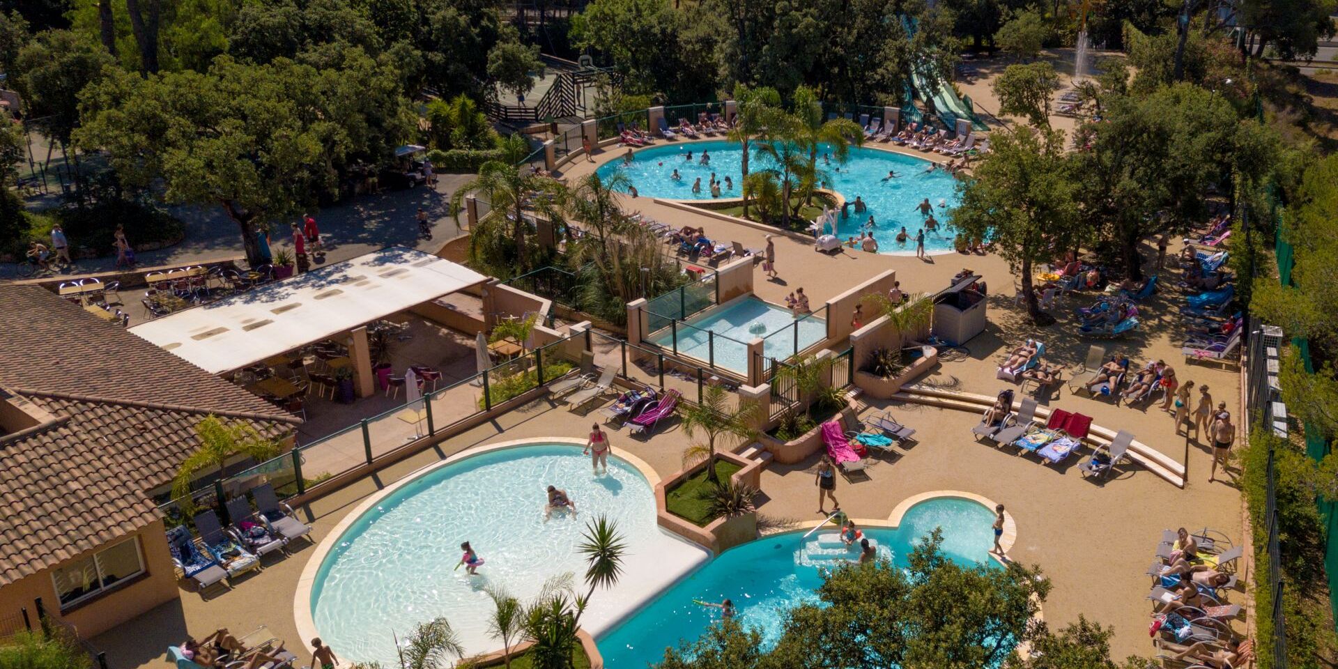 4 piscines toboggans jeux aquatiques entre Hyères et La Londe