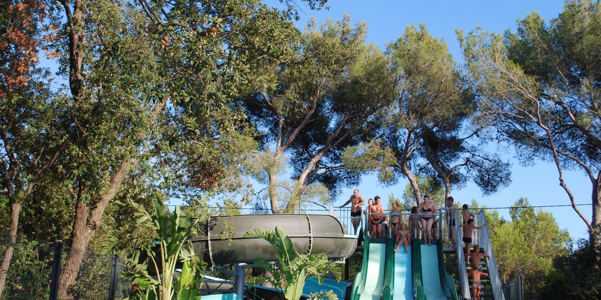 Pour des vacances au camping, 4 pistes de toboggans aquatiques