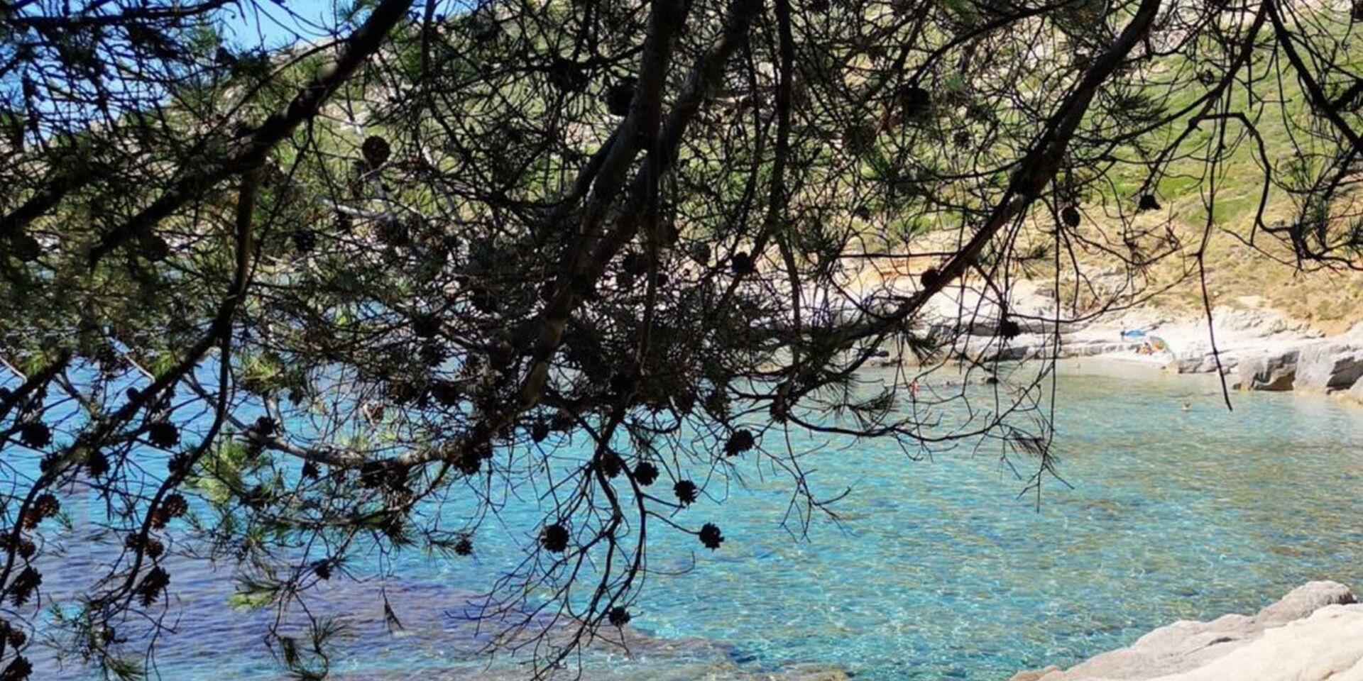 Bleu lagon des eaux transparentes de la plage du Cap Taillat