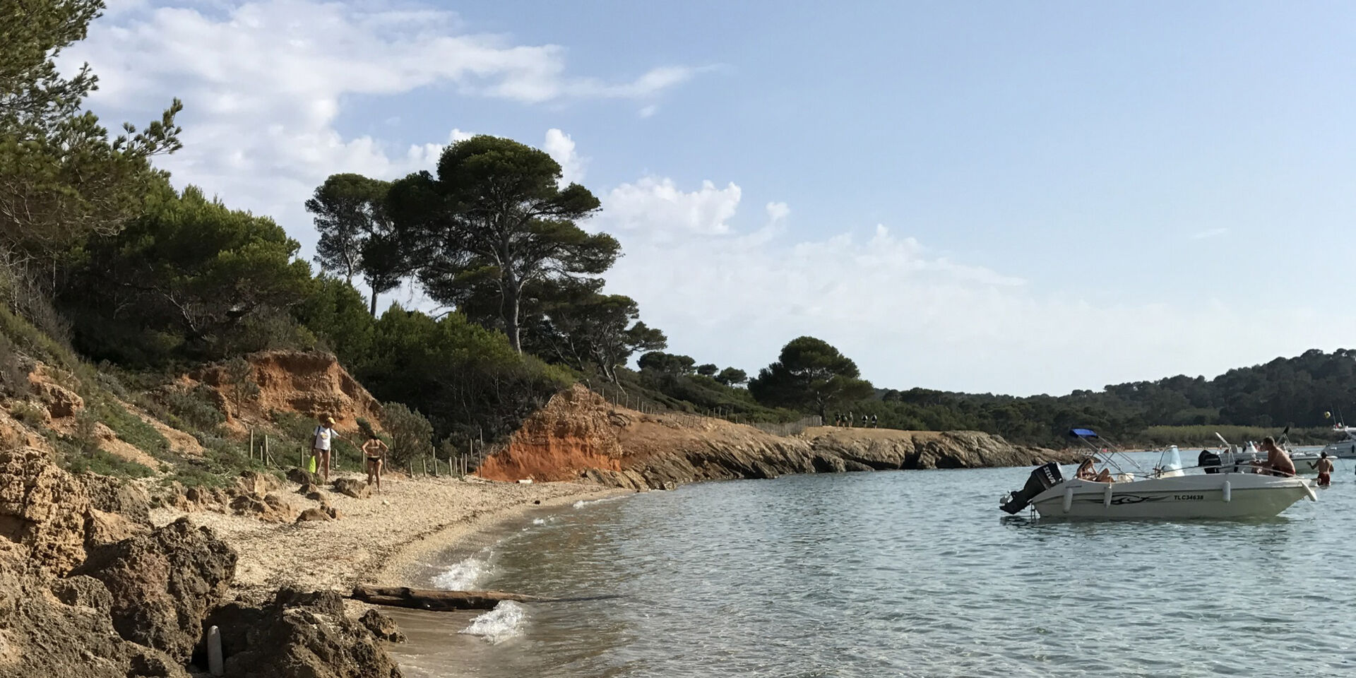 Le charme d'une plage sauvage aux eaux turquoises