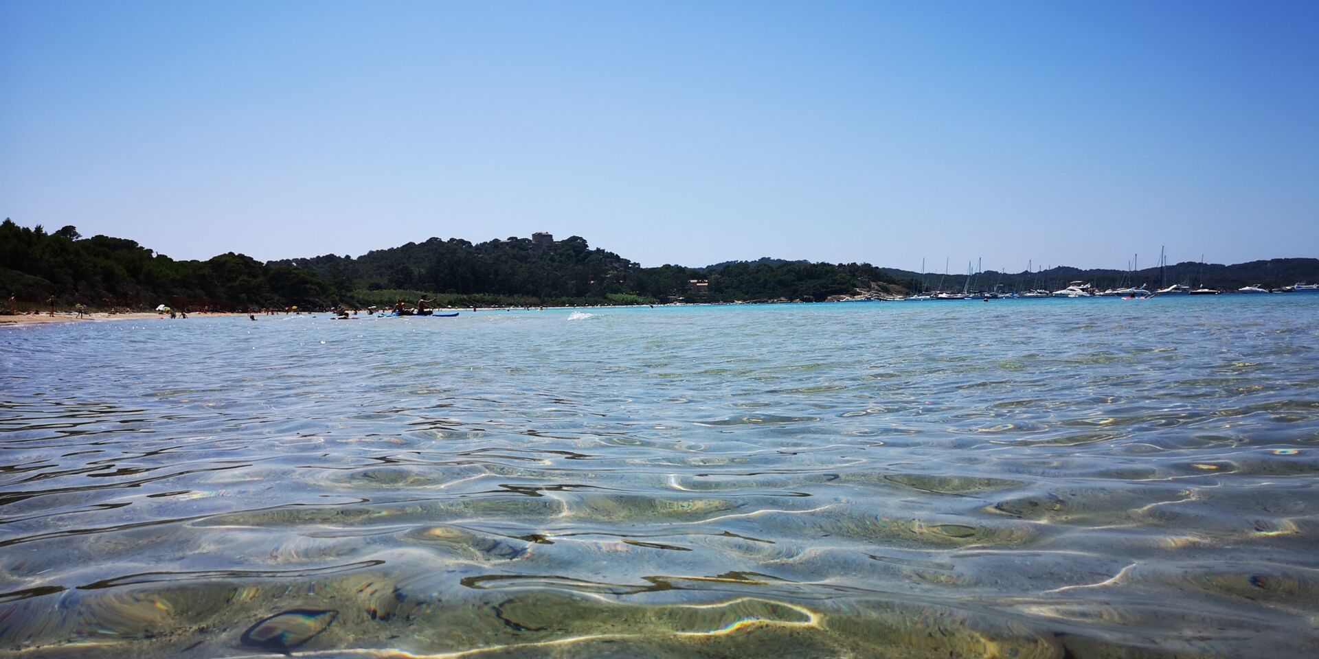 Eaux transparentes de la plage de la Courtade à Porquerolles