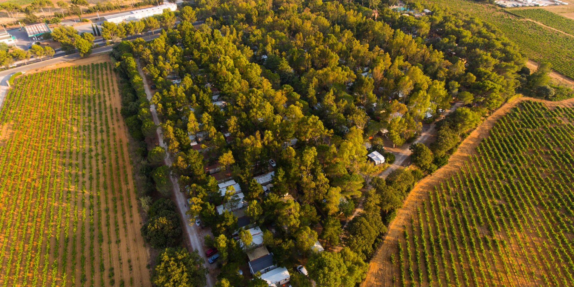 Camping écologique et nature très arboré près d'Hyères et des plages du Var