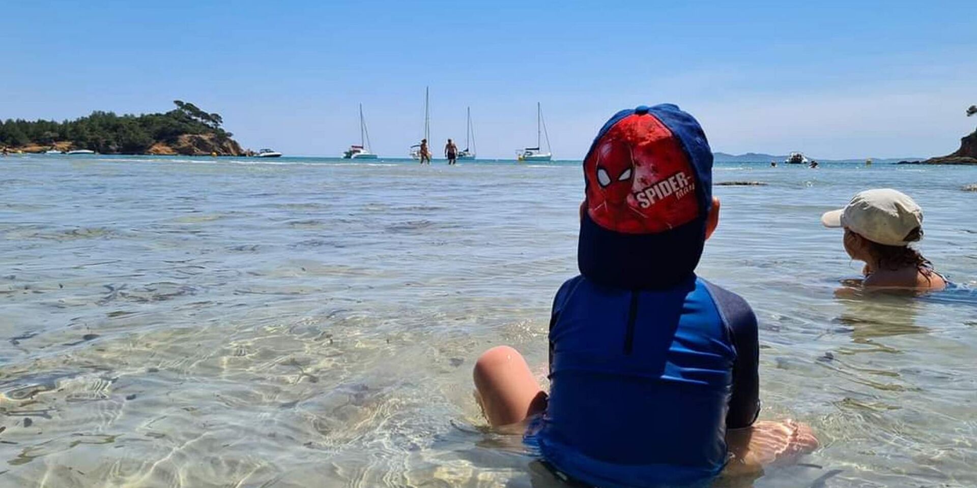 Enfant assis dans l'eau plage de l'Estagnol