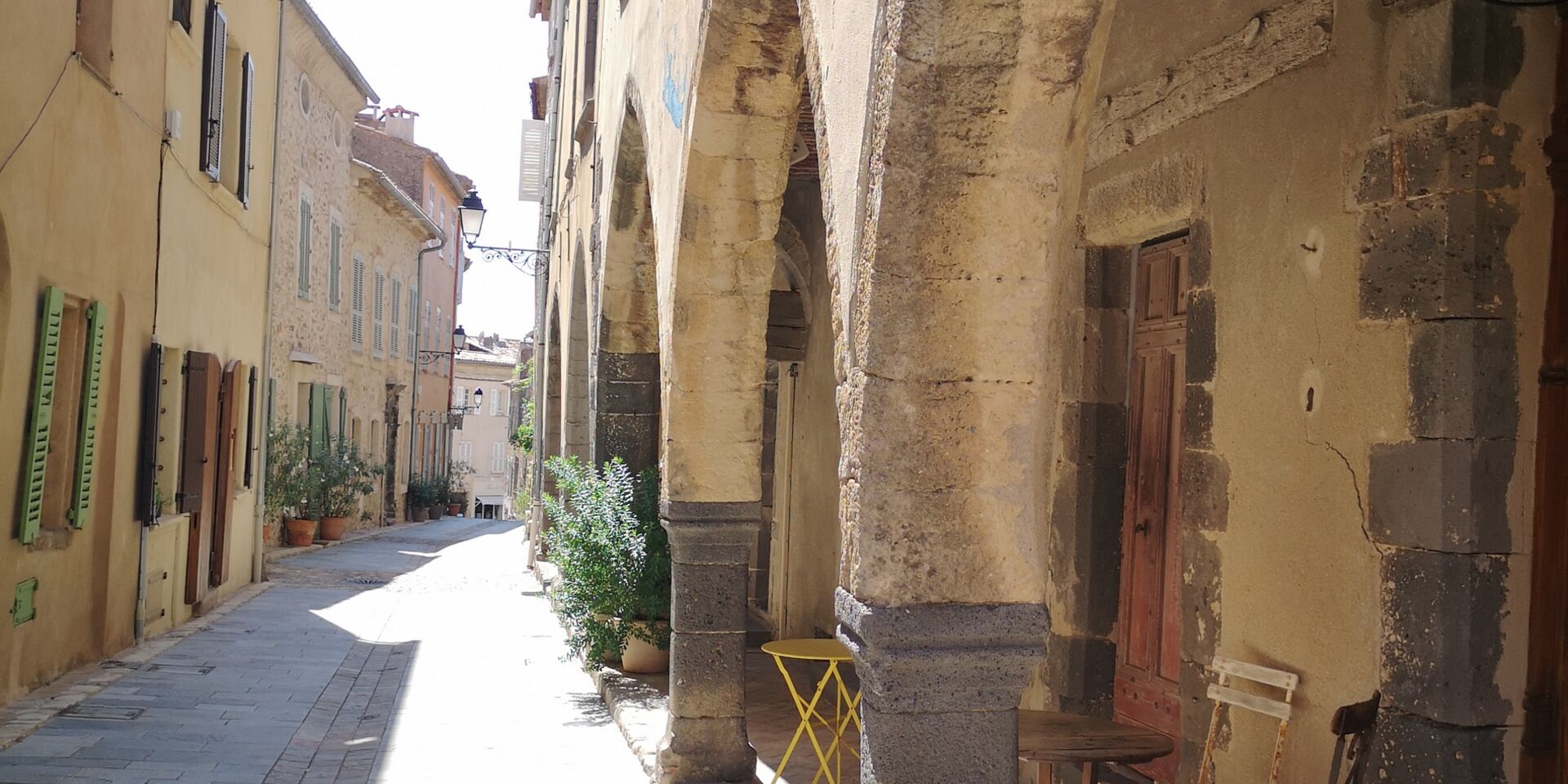 Les rues de Grimaud en Provence dans le Var