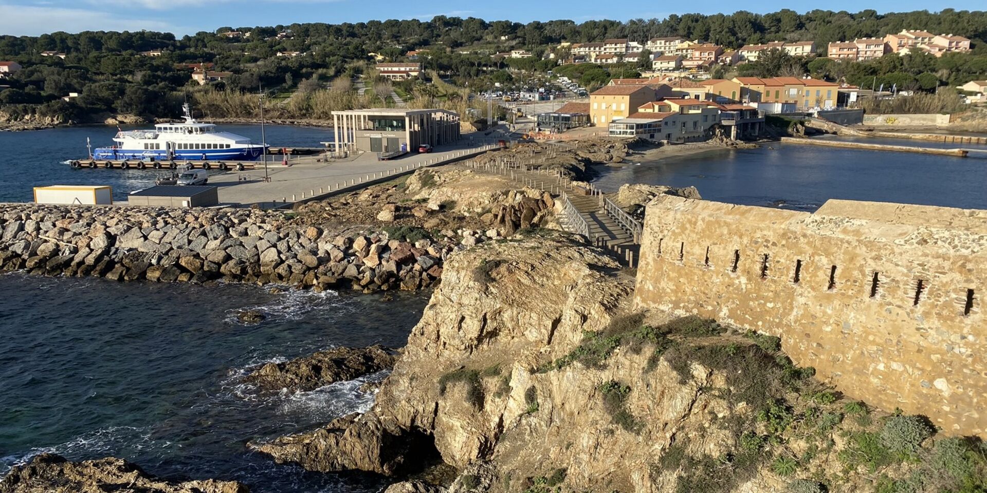 Comment aller à Porquerolles depuis le camping ?