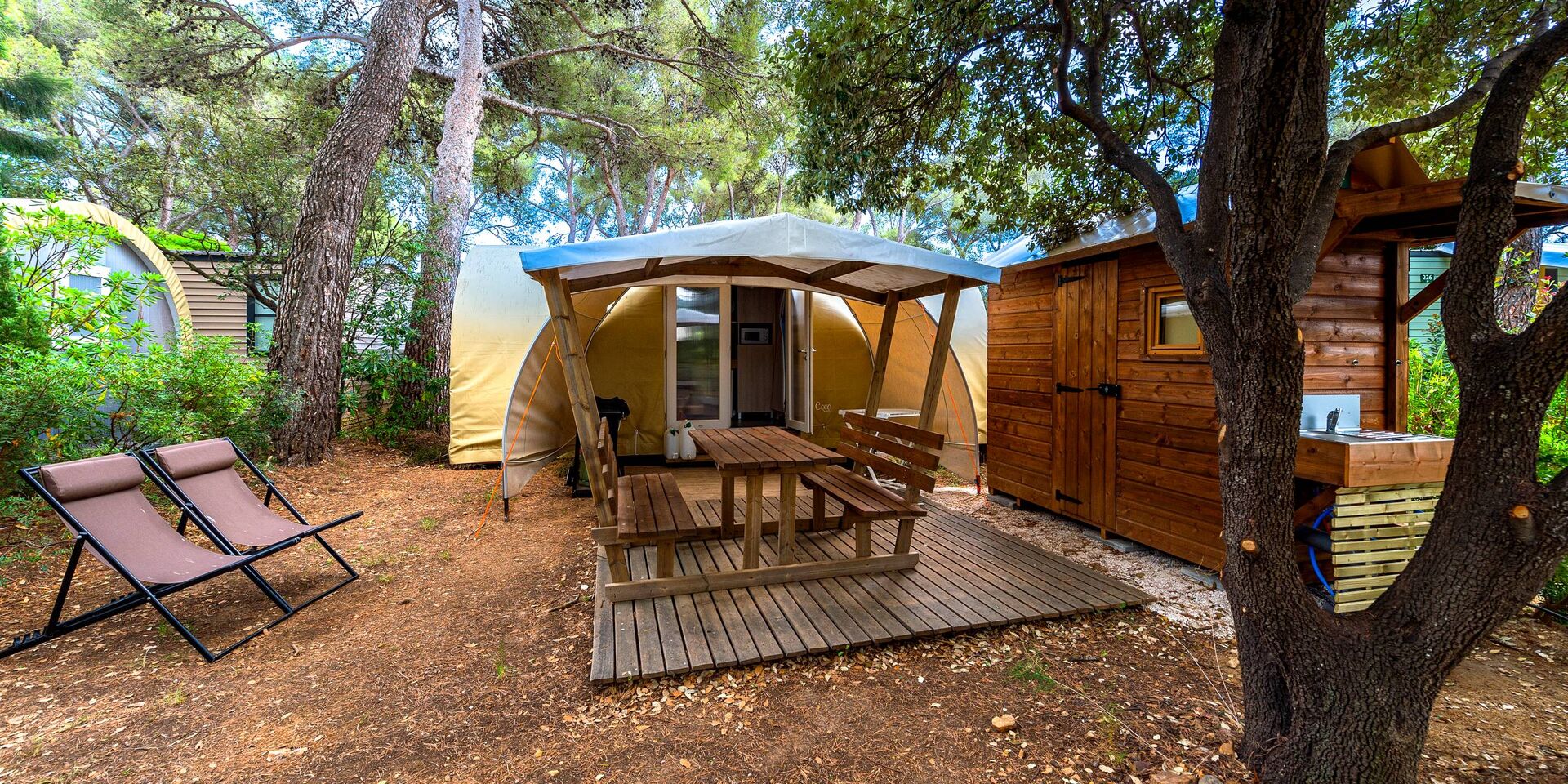 Bungalow avec sanitaires en camping parc aquatique Var