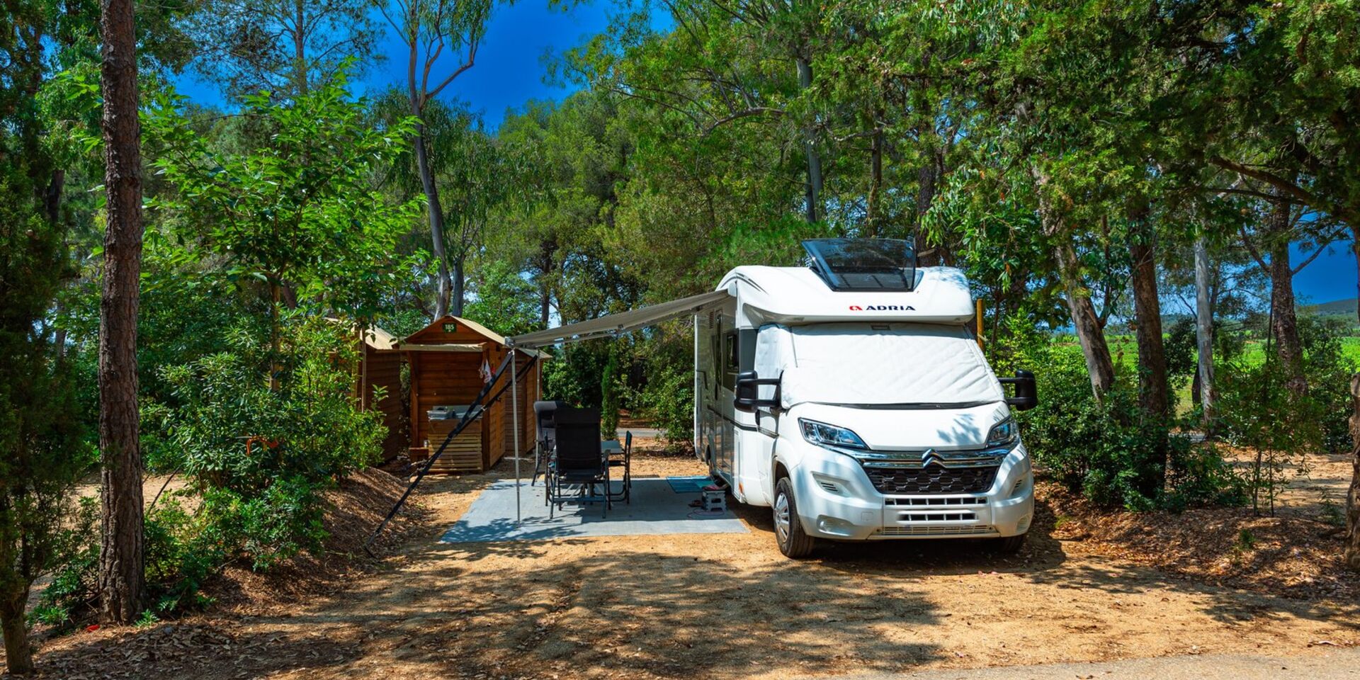 Emplacement caravaning avec sanitaires dans camping arboré