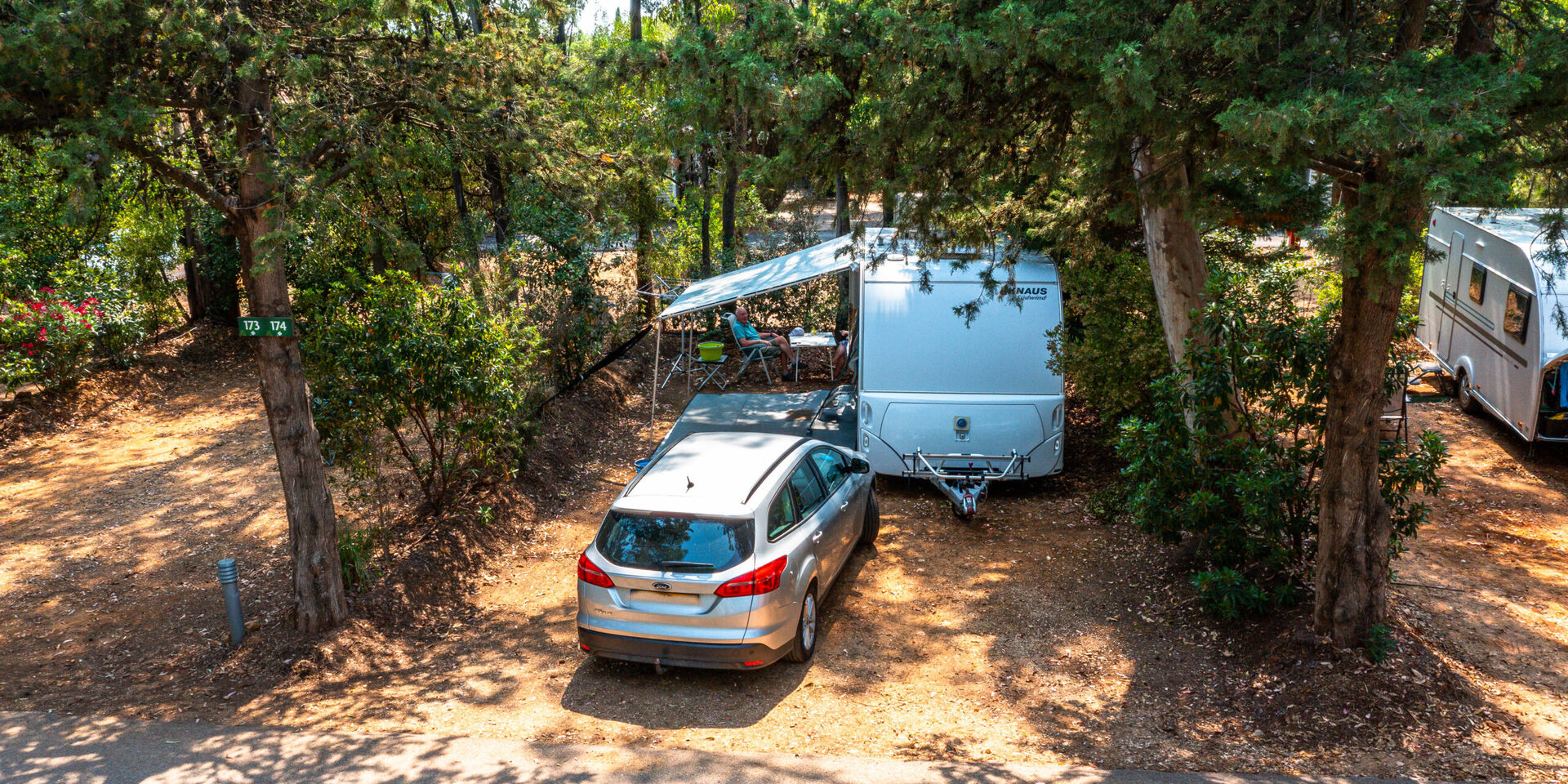 Caravane tente camping-car en camping nature dans le Var