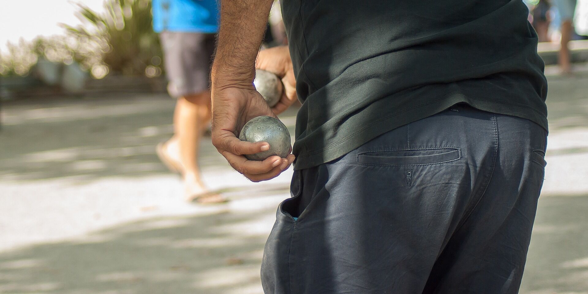 Jouer à la pétanque au camping