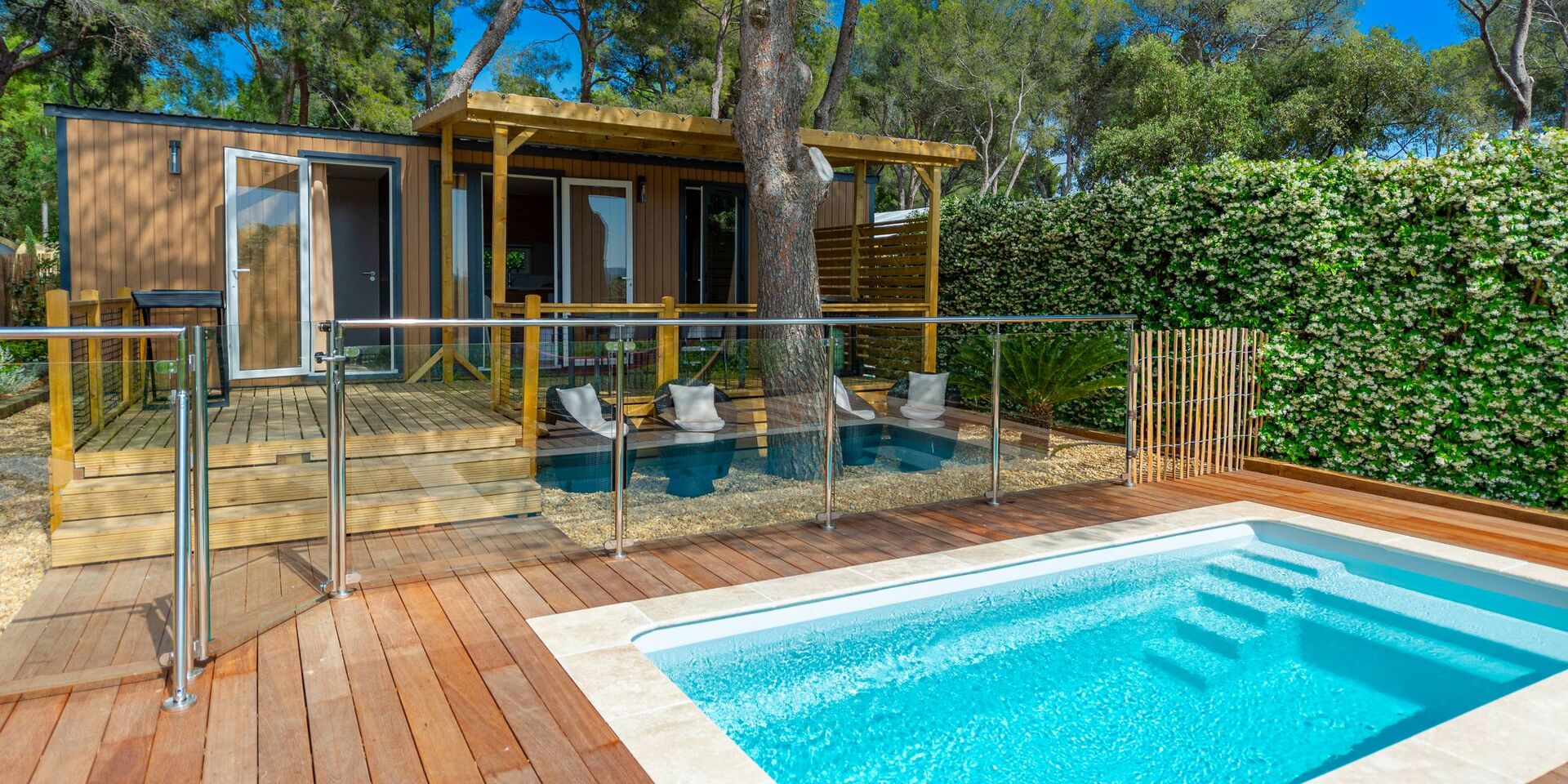 Piscine privée en camping 4 étoiles dans le Var